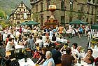 Weingter aus  und der Umgebung kredenzen bei der Rotweinprobe und dem Rotweinfest, zwei der zahlreichen Winzerfeste am Mittelrhein, ihre besten Mittelrhein-Rotweine, Rosweine, Weiweine, Sekte und Edelbrnde sowie alkoholfreie Getrnke.