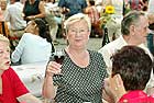 Man hebt das Glas und lsst es sich einfach gut gehen bei der Rotweinprobe im Juni und dem Rotweinfest im August in  am Mittelrhein.