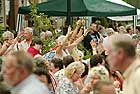 Fremde und Einheimische begegnen sch bei der Rotweinprobe im Juni und dem Rotweinfest im August in  am Mittelrhein in frhlicher Runde.