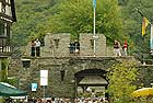 Die Besucher der Weinfeste im mittelalterlichen  am Mittelrhein, der Rotweinprobe und des Rotweinfestes, nutzen ihren Aufenthalt zu einem Spaziergang ber die restaurierte, begehbare Stadtmauer. Darunter sind Gste, die Wochenendreisen oder lngere Pauschalreisen gebucht haben, vielleicht aber auch solche, die ihre Fahrradtour fr eine kurze Weinprobe unterbrechen.