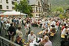 Mit Spießbratenbrötchen, Bratwürsten und kulinarischen Spezialitäten ist auf der Rotweinprobe und dem Rotweinfest in  am Rhein für das leibliche Wohl der Gäste bestens gesorgt.
