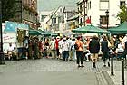 Auch in der fr den Autoverkehr gesperrten Rathausstrae neben dem er Marktplatz locken Wein- und Speisestnde bei der Rotweinprobe und dem Rotweinfest mit ihrem Angebot.