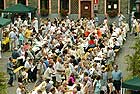 Bei der Rotweinprobe und dem Rotweinfest auf dem Marktplatz in  am Rhein finden alle Gste einen Platz zum Feiern, Ausruhen und Genieen.